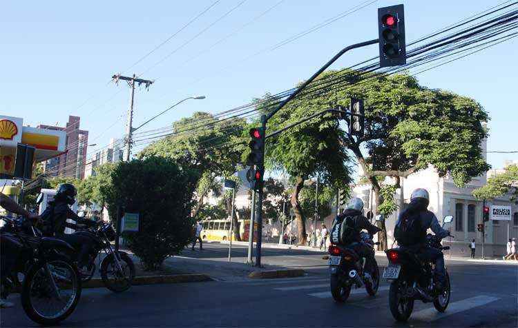 Conduta dos apressadinhos no trânsito é comum e eleva risco de ... - Estado de Minas