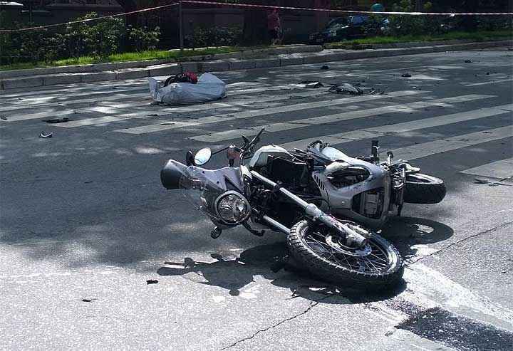 Moto bate em carro e motociclista morre na Avenida do Contorno no ... - Estado de Minas