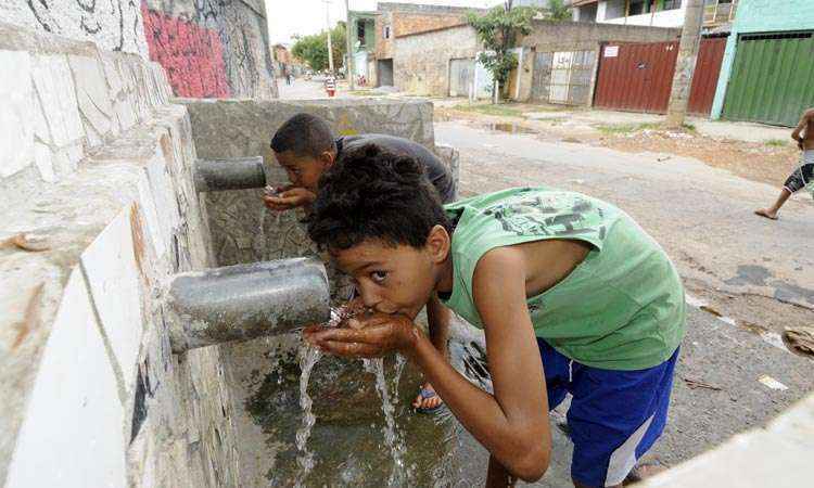 Fartura de água de minas e bicas de BH contrapõe crise hídrica no ... - Estado de Minas