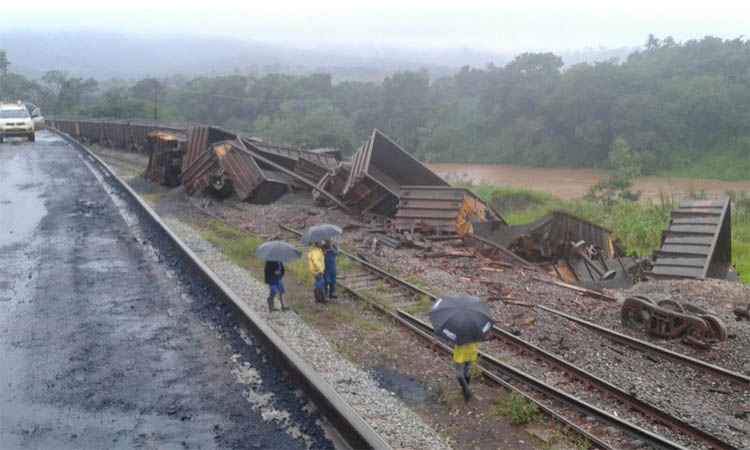 Trem de carga descarrila em Brumadinho - Estado de Minas