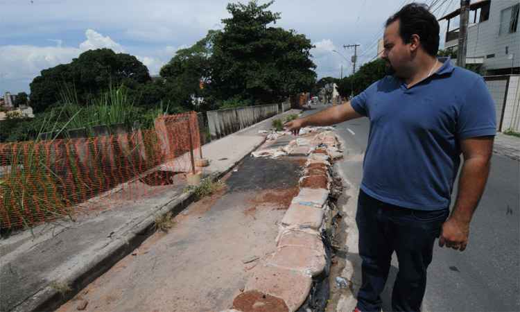 Cratera deixa rua do Bairro Sagrada Família interditada há mais de três