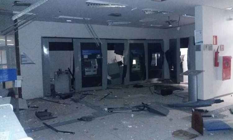 Bandidos explodem caixas eletrônicos no Centro de Bom Despacho - Estado de Minas