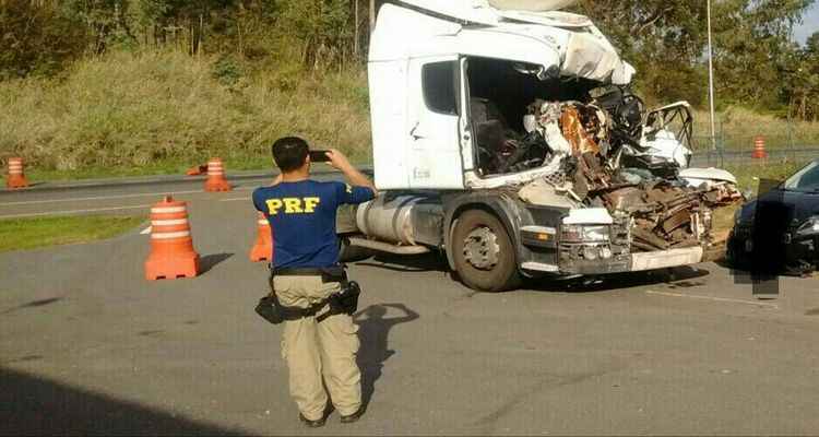 Acidente Entre Carreta E Caminh O Mata Duas Pessoas Na Br Gerais