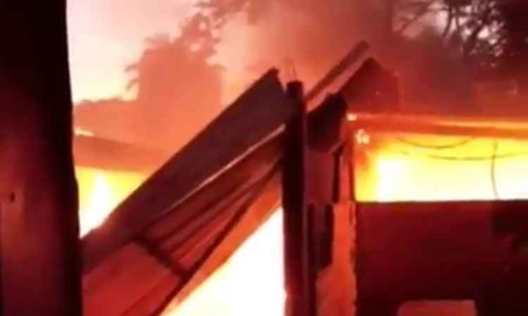 Marcenaria pega fogo em Lagoa Santa; Assista ao vídeo - Estado de Minas