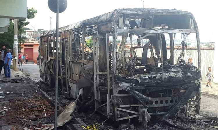 Ônibus é incendiado por criminosos em Belo Horizonte - Gerais ... - Estado de Minas