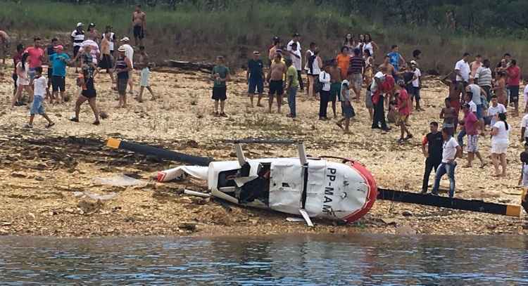 Helicóptero cai às margens do Rio Turvo, em Capitólio - Estado de Minas