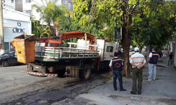 Dedetização 20170208101648857932e Prefeitura corta árvore infestada por besouro metálico no Santa Efigênia Curiosidades Notícias Pragas