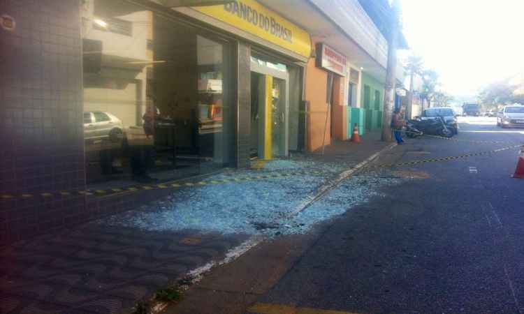 Bandidos explodem caixa e danificam agência do Banco do Brasil ... - Estado de Minas