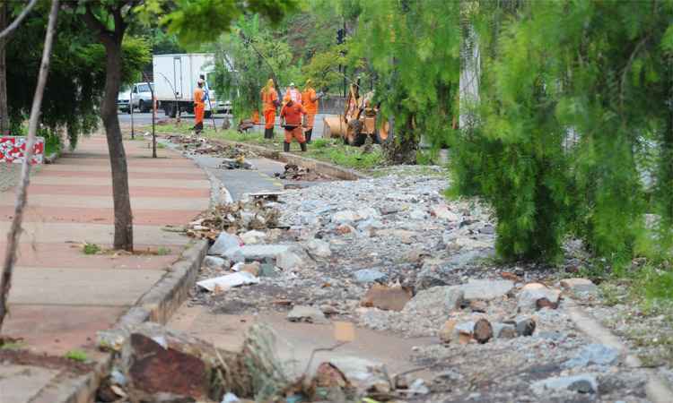 Obras para evitar danos com chuvas se arrastam em Belo Horizonte - Estado de Minas