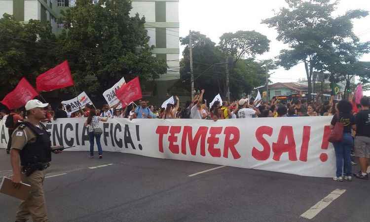 Manifestantes invadem a sede do PMDB em Belo Horizonte ... - Estado de Minas