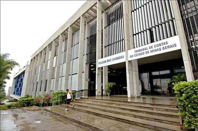 Resultado de imagem para Tribunal de Contas de Minas dá férias milionárias a 67 funcionários