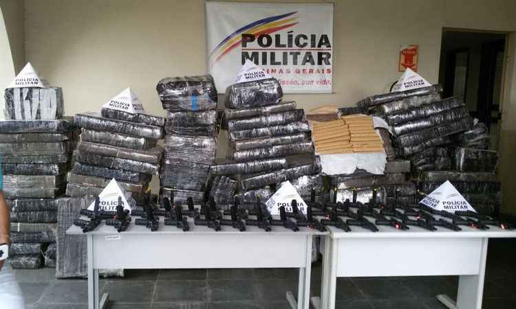 PM Apreende 2 Toneladas De Maconha E 40 Armas De Uso Restrito Em