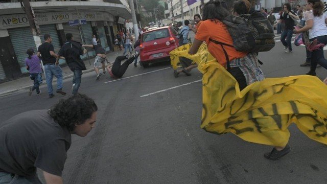 Carro Fura Bloqueio De Protesto E Atropela Manifestantes Em Niter I