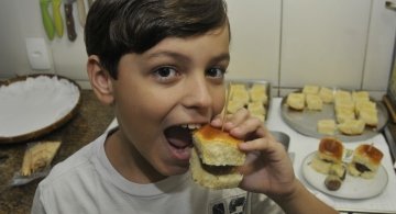 A cada dia, mais crian�as palpitam, t�m interesse e aprendem a cozinhar (Juarez Rodrigues/EM/D.A Press)