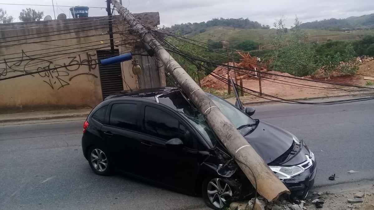 Carro Derruba Postes Em Bh Estado De Minas