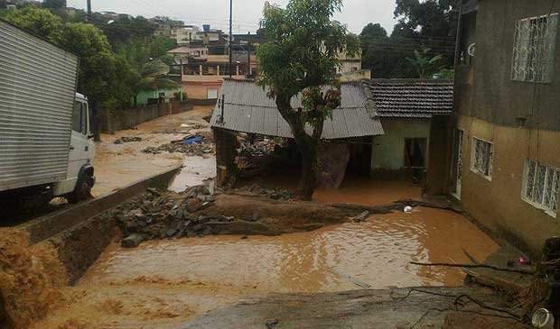 Estragos em Além Paraíba, na Zona da Mata quase na divisa com Rio de Janeiro  (Vinicius Amorim)