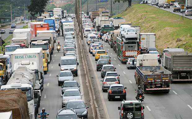 O congestionamento já chega ao Anel Rodoviário de Belo Horizonte (Paulo Filgueiras/EM/D.A.PRess)
