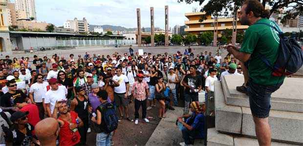 ConcentraÃ§Ã£o contou com mais de 400 pessoas, mas pelo Facebook cerca de 2 mil confirmaram presenÃ§a (Euler Junior/EM/D.A Press)