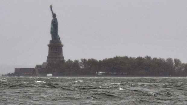 Fotografia no revela nenhum dano aparente ao monumento; j reproduo divulgada em rede social sugere que guas invadiram a ilha