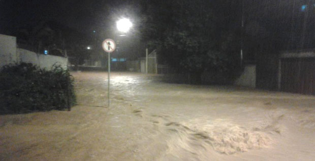 Rua do Bairro Ipiranga foi tomada pelas águas na noite de quarta-feira (João Pedro Sousa Andrade)