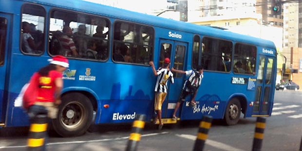 DANDO CARONA PARA PASSAGEIROS COM ONIBUS ESCOLAR - PROTON BUS