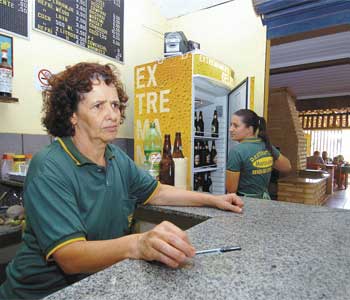 Comerciantes reclamam de lei que proíbe venda de bebidas à beira