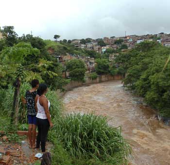 Mesmo depois do desabamento da casa da prima, Sandra, que está vivendo no abrigo municipal, Luciana Martins, ao lado do filho, decidiu ficar morando às margens do Ribeirão Arrudas, na Região Leste de BH (Ramon Lisboa/EM/D.A Press)