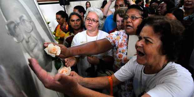 Fiéis se emocionam diante de imagem de Irmã Benigna, na Igreja de Santa Tereza e Santa Terezinha (Euler Júnior/EM/D.A Press)