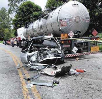 Sinuosa e com tráfego pesado, estrada tem rotina de desastres, como o que causou quatro óbitos em janeiro (Beto Novaes/EM/d.A Press - 15/1/13)