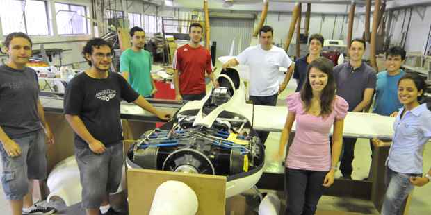 Alunos da UFMG participam de competi o internacional no Brasil