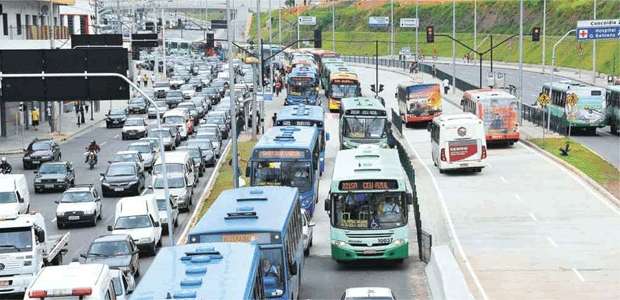 Os engarrafamentos são a parte mais visível da precariedade do transporte coletivo nas grandes cidades (paulo filgueiras/em/d.a press - 4/4/11)