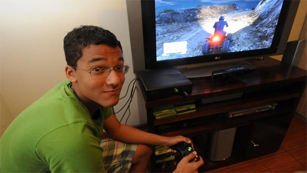 Garoto joga videogame contra pai que morreu há 10 anos