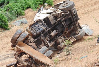 Carreta foi jogada para fora da pista após a batida (Rogeriano Cardoso/Especial EM)