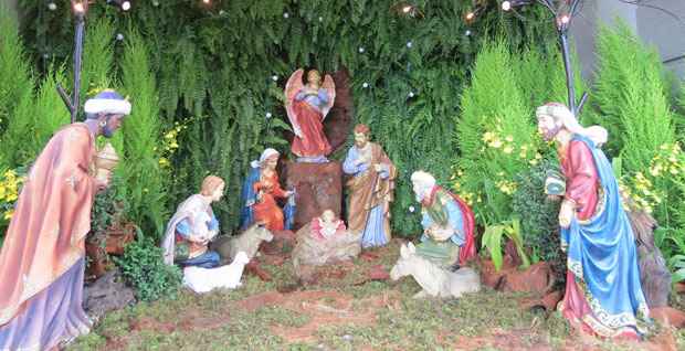 Presépio com peças em tamanho natural é aberto para visitação no Cristo Rei