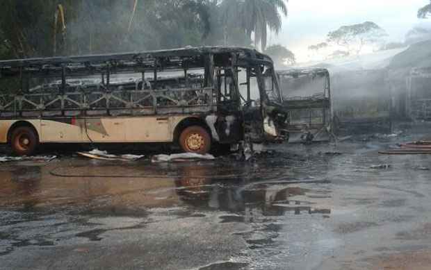 Bombeiros combatem incêndio em garagem de ônibus na Região Central de Minas, Minas Gerais