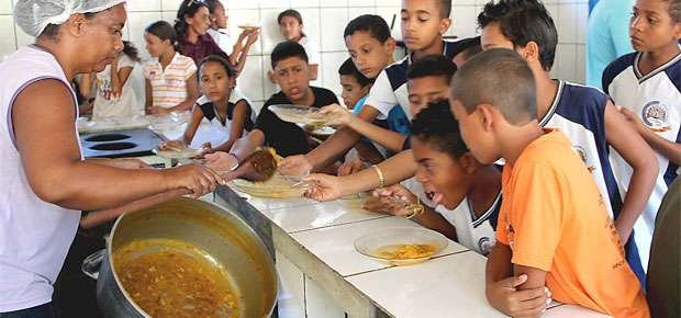 Com os recursos contados, escolas p&uacute;blicas limitam a merenda a um prato por  crian&ccedil;a - Politica - Estado de Minas