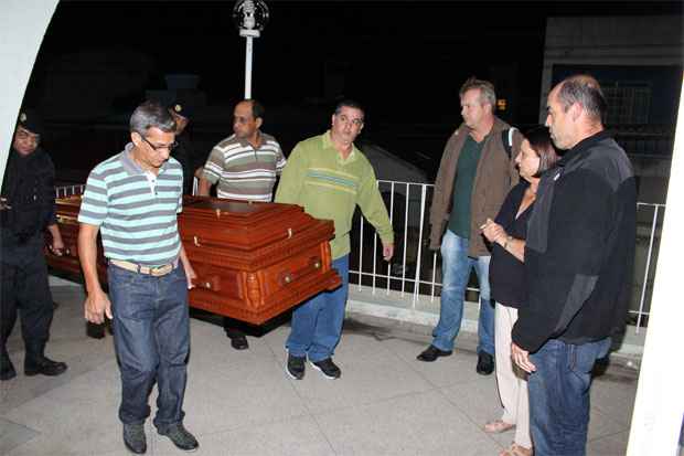 Entre parentes e amigos, a mãe de Geraldo Magela recebe o corpo do filho em Governador Valadares (Carlos Esp.EM/D.A Press)