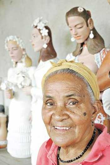 Dona Izabel e suas bonecas de barro: trabalho admirado por colecionadores e especialistas (Lucas Van Beuque/Divulgação )