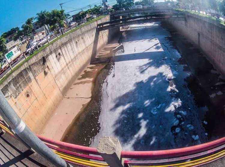 Espuma branca é encontrada no Rio Poxim em Aracaju, Sergipe