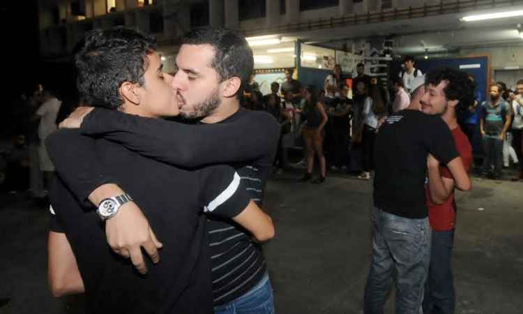 Alunos promovem beijaço contra homofobia na UFMG - 17/04/2015 - UOL  Educação