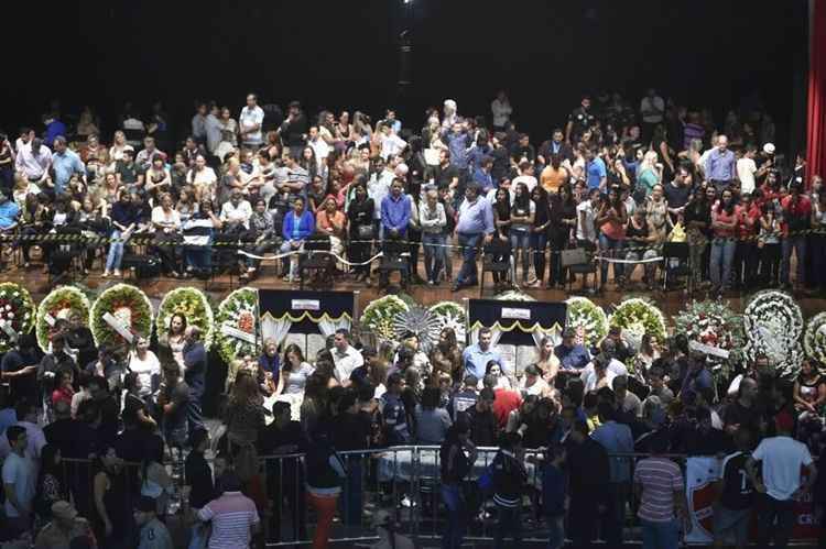 TÔ NA LENTE: Velório de Cristiano Araújo reúne 30 mil pessoas; governador  decreta 3 dias de luto