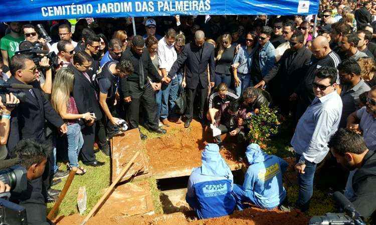 Sepultamento do cantor sertanejo Cristiano Araújo acontece na