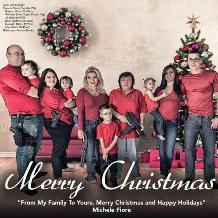 Família de deputada americana posa fortemente armada para foto de 'Feliz  Natal' - Internacional - Estado de Minas