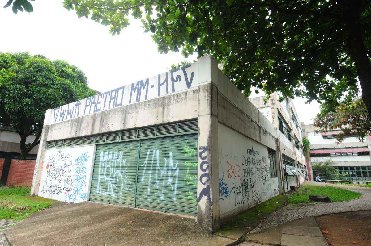 UFMG - Universidade Federal de Minas Gerais - [Artigo] As paredes