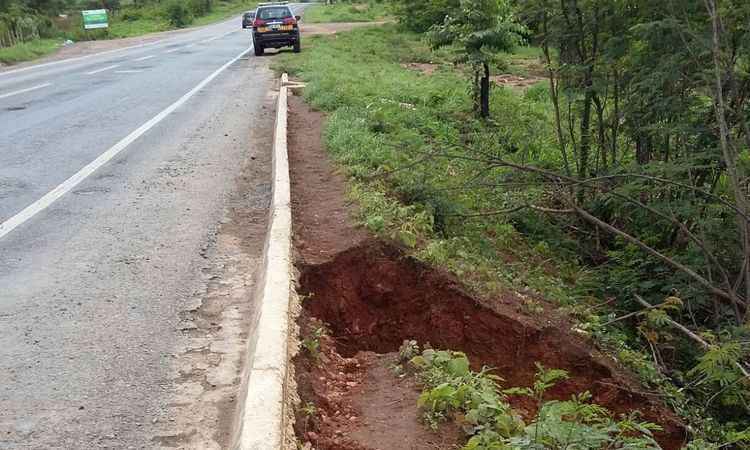 MORADORES FECHAM A BR-251 EM PROTESTO ÀS MÁS CONDIÇÕES DA ESTRADA - O  Tabuleiro