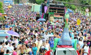 Bloco Pena de Pavão de Krishna faz desfile espiritual em comunidade mineira