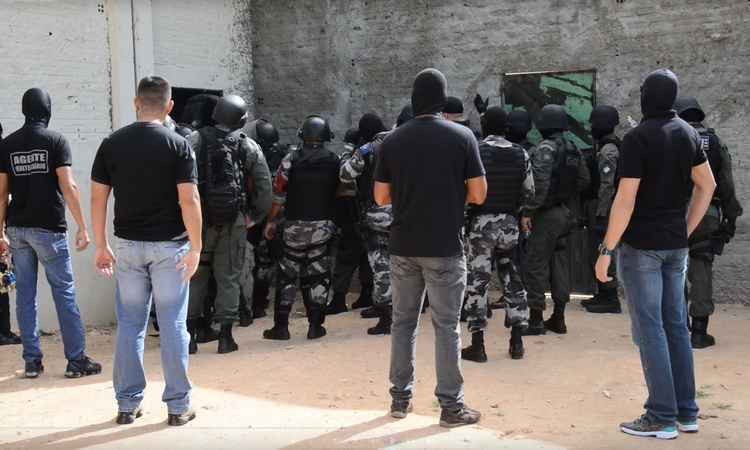 Policiais militares e agentes penitenciários  na porta da Penitenciaria Agrícola de Monte Cristo, onde o detento desapareceu