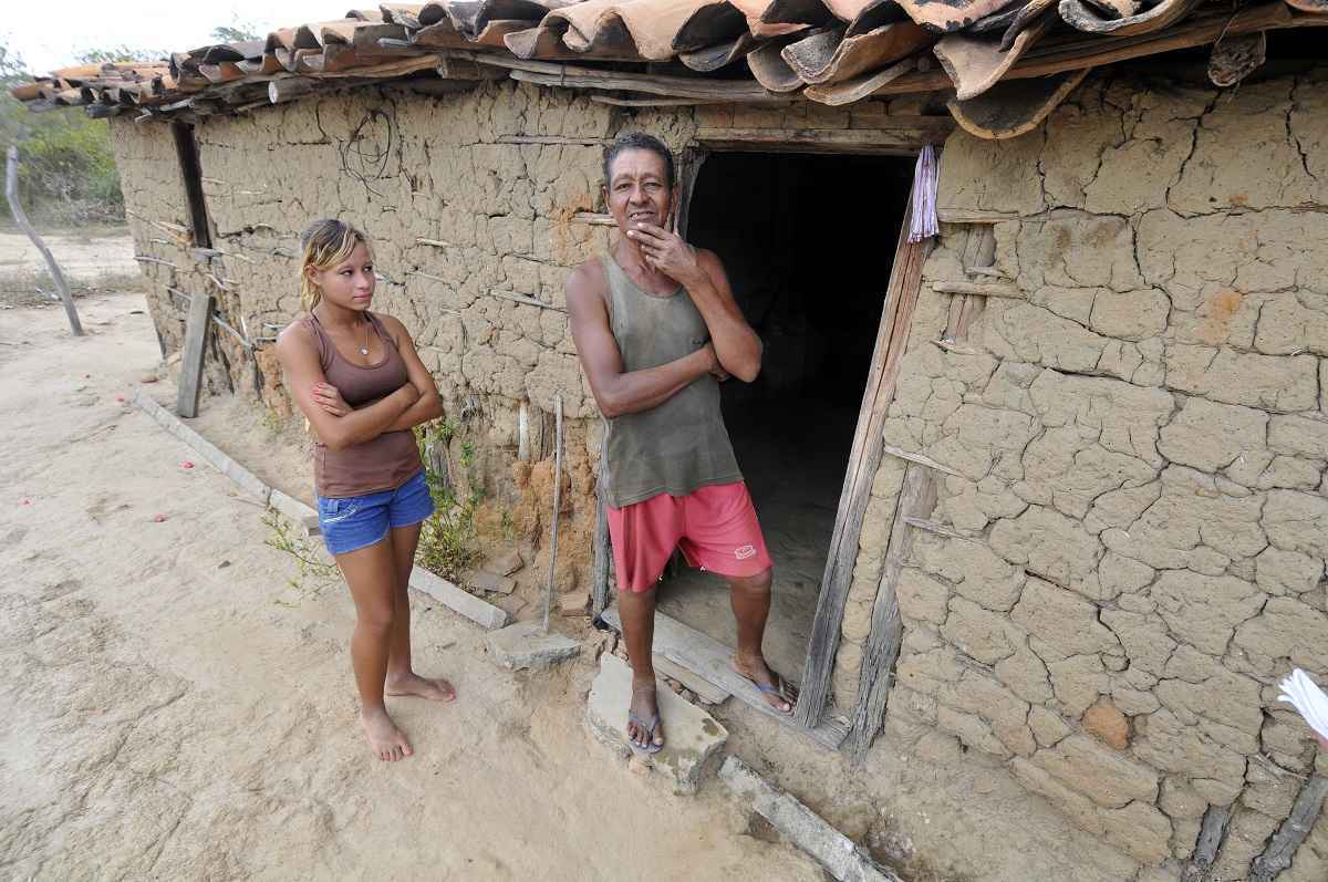 Moradores em condies precrias na zona rural de Itinga