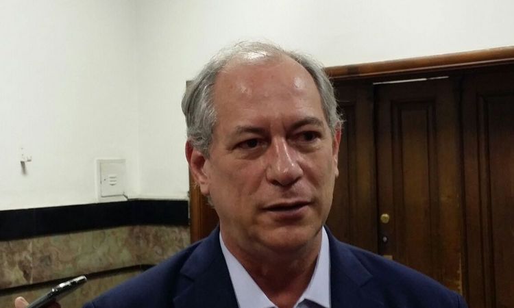 Ciro Gomes critica alian a do PT com PMDB de Renan Calheiros