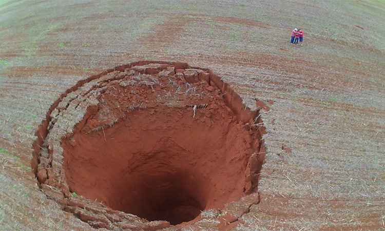 Cratera Gigante Se Abre Em Fazenda No Interior De Minas Gerais Gerais Estado De Minas 8789